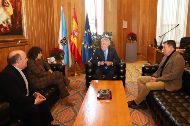 O Parlamento comeza a desenvolver a Lei do Panteón de Galegas e Galegos Ilustres nunha reunión co conselleiro de Cultura, a alcaldesa e o arcebispo de Santiago