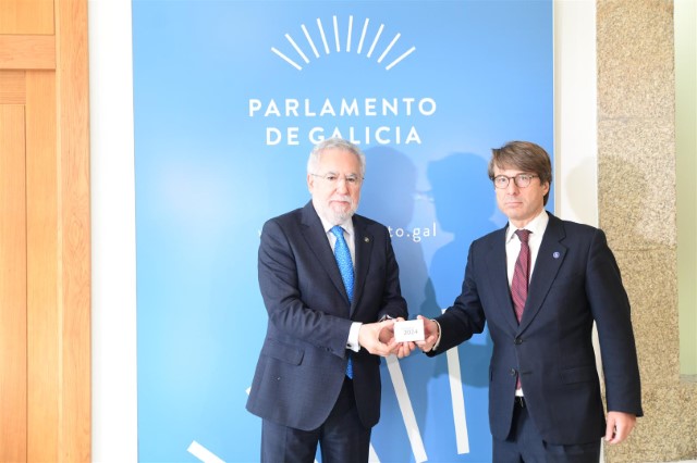 O conselleiro de Facenda entrega ao presidente do Parlamento de Galicia o Proxecto de lei orzamentos da Xunta para o ano 2024