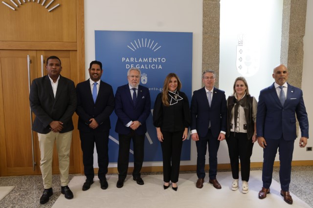 A alcaldesa de Santo Domingo visita o Parlamento de Galicia