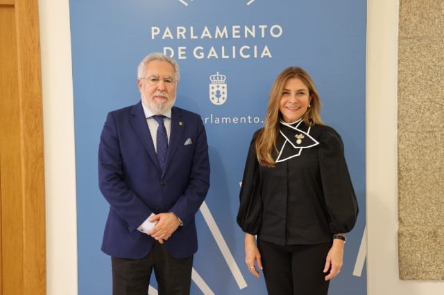 A alcaldesa de Santo Domingo visita o Parlamento de Galicia