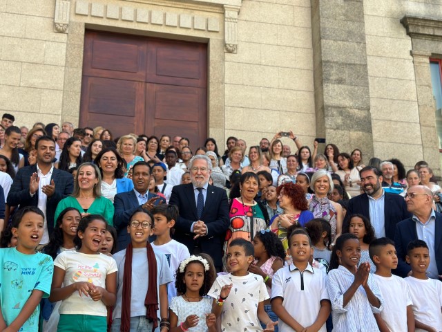 O Parlamento de Galicia recibe aos nenos e nenas saharauis que pasarán o seu verán en Galicia 