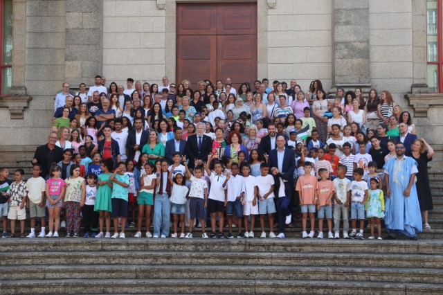 O Parlamento de Galicia recibe aos nenos e nenas saharauis que pasarán o seu verán en Galicia 
