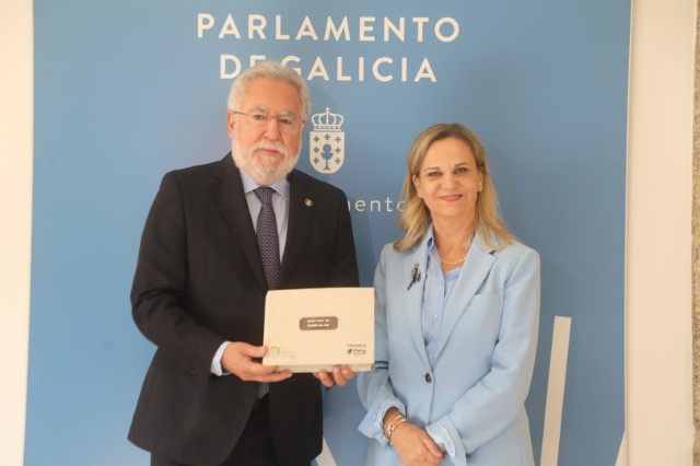  A valedora do Pobo entrega ao presidente do Parlamento o Informe Ordinario de 2023