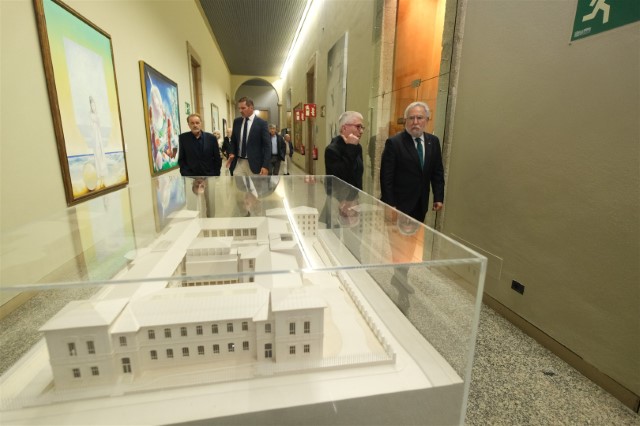  A colección de arte do Parlamento chegará a máis concellos e os académicos contribuirán á súa difusión