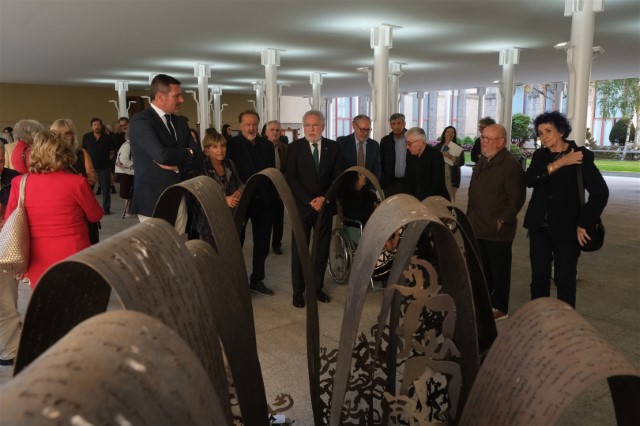  A colección de arte do Parlamento chegará a máis concellos e os académicos contribuirán á súa difusión