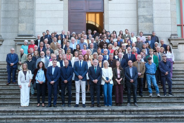  A colección de arte do Parlamento chegará a máis concellos e os académicos contribuirán á súa difusión