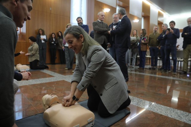 Deputados e persoal do Parlamento reciben formación en reanimación cardiopulmonar