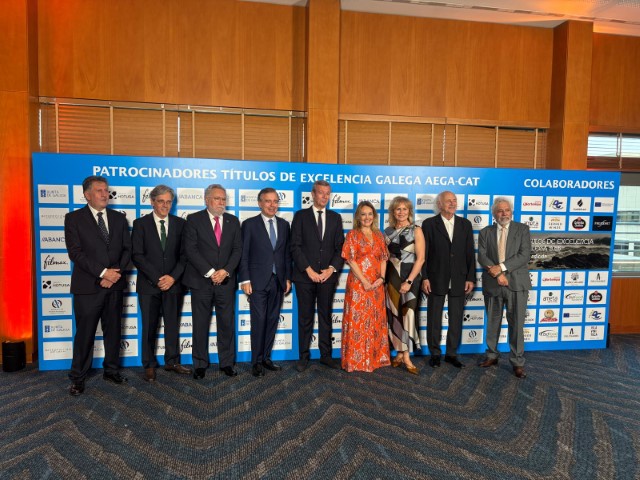 O Parlamento recibe o título extraordinario de Excelencia Galega da Asociación de Empresarios Galegos de Cataluña   
