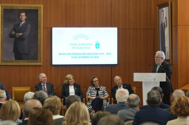 A promoción de Medicina 1973-1979 visita o Parlamento de Galicia