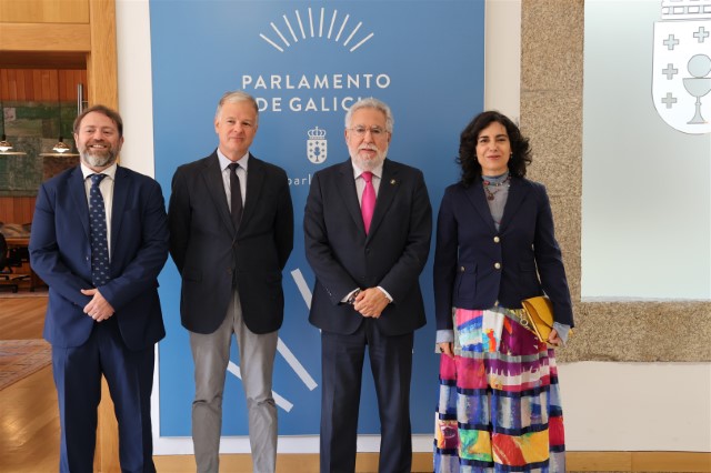 Santalices recibe no Parlamento a secretarios, interventores e tesoureiros da Administración local