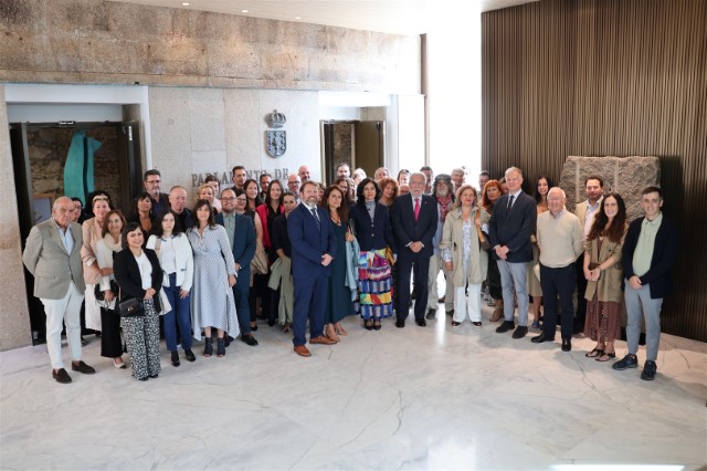 Santalices recibe no Parlamento a secretarios, interventores e tesoureiros da Administración local