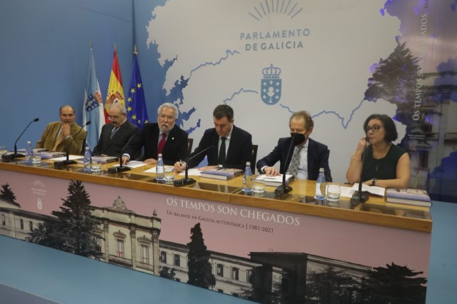 O Parlamento de Galicia edita un libro sobre os 40 anos da autonomía   
