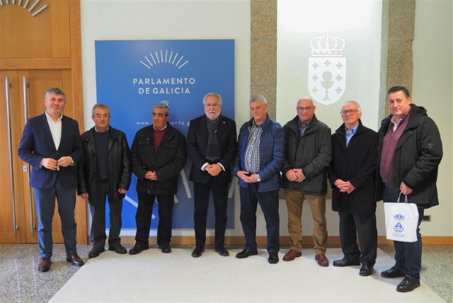  Concelleiros da primeira lexislatura da democracia no Concello de Boqueixón visitan o Parlamento de Galicia