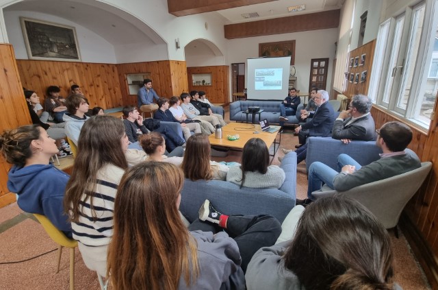 Santalices Vieira participa nun coloquio co alumnado do Colexio Maior San Agustín, en Santiago de Compostela