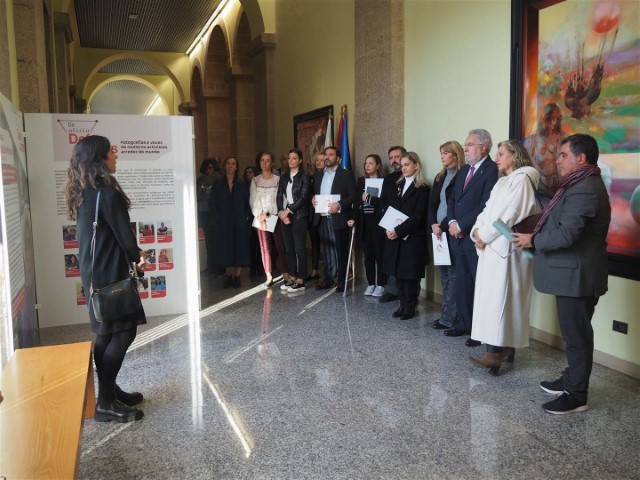 Santalices, na inauguración da exposición De oficio, defensoras: “A suma de esforzos individuais produce, sempre, resultados extraordinarios”