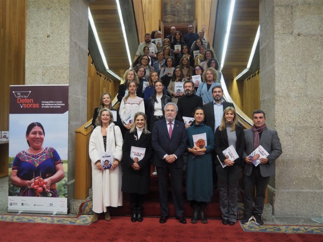 Santalices, na inauguración da exposición De oficio, defensoras: “A suma de esforzos individuais produce, sempre, resultados extraordinarios”