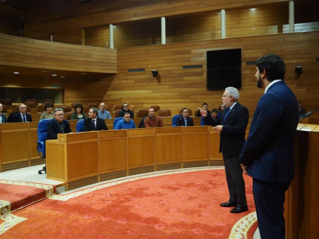 Responsables do 112 de toda España visitan o Parlamento de Galicia