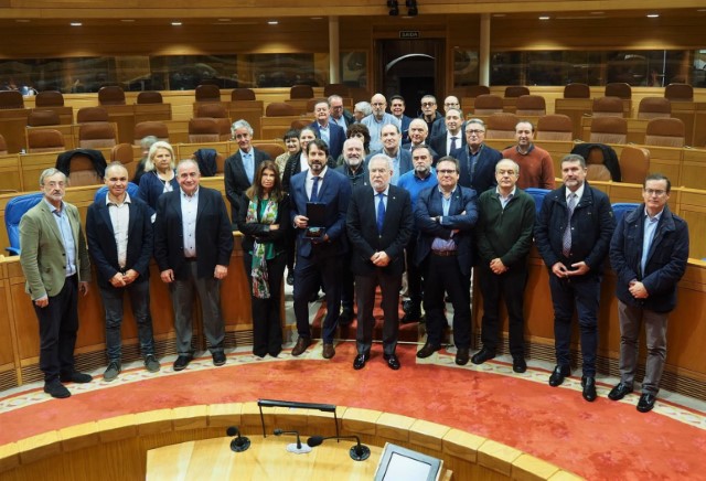 Responsables do 112 de toda España visitan o Parlamento de Galicia