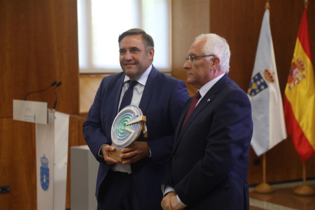 Don Javier García Liñares, director da delegación en Galicia de Aqualia, recolle o premio á empresa anunciante na modalidade de prensa escrita.