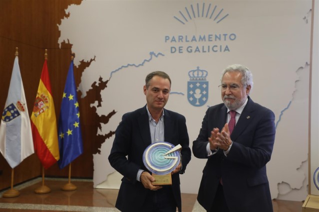 Don Juan Casares Gándara, presidente do Consello Regulador Denominación de Orixe Ribeiro, recolle o premio á entidade anunciante na modalidade de Internet.