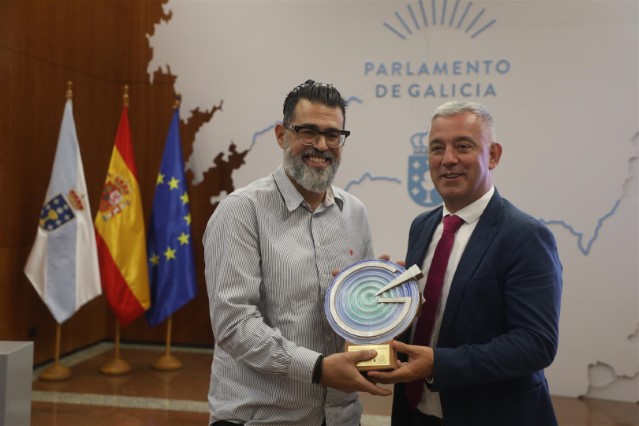 Don Jaime Conde González, en nome de Quatro IDCP, recolle o premio á creatividade na modalidade de televisión.