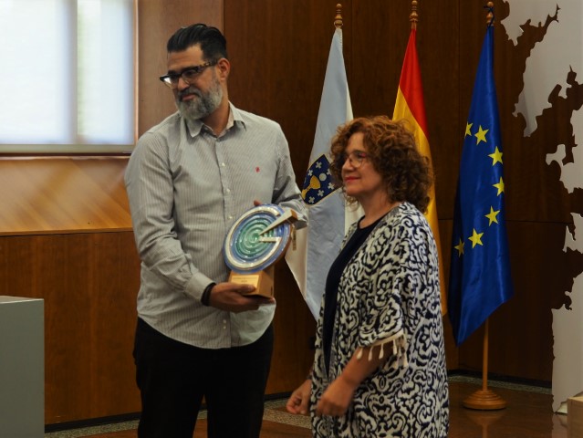 Don Jaime Conde González, en nome de Quatro IDCP, recolle o premio á creatividade na modalidade de radio.