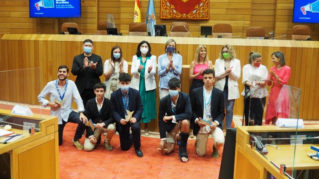 Estudantado finalista na categoría Bacharelato na clausura do certame Parlamento Xove 2022