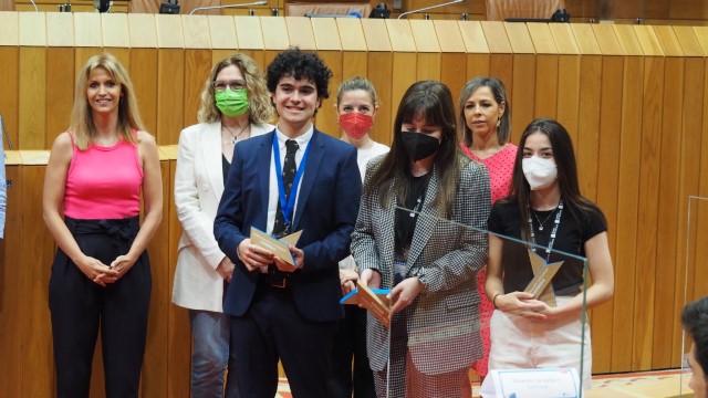 Estudantado finalista na categoría Universidade na clausura do certame Parlamento Xove 2022