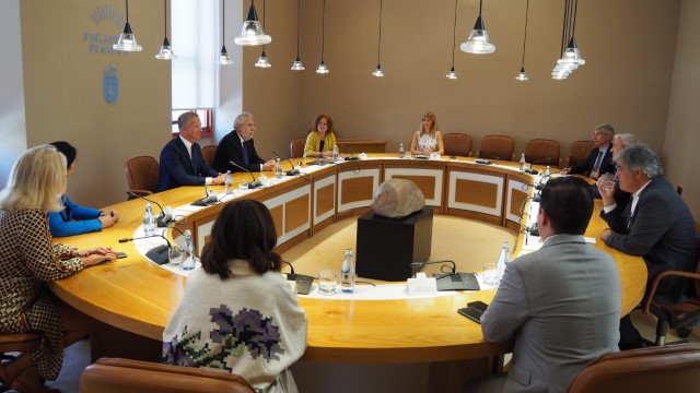 O presidente do Senado visita o Parlamento de Galicia, onde Santalices reitera a lealdade institucional da Cámara galega