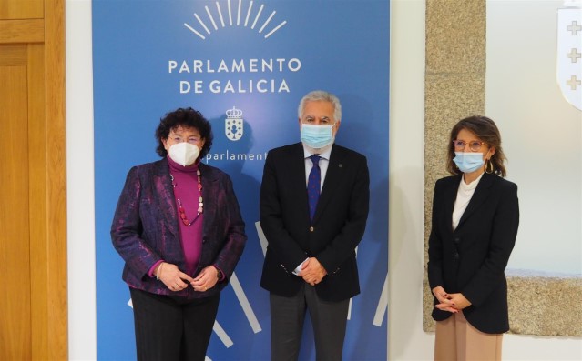 O presidente do Parlamento recibe a catedrática de Inmunoloxía África González, Premio Executivas 2020