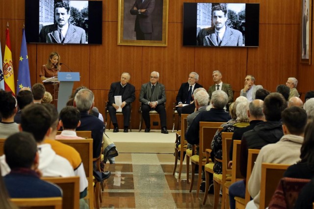 O Parlamento homenaxea a Celso Emilio Ferreiro “figura determinante” polo seu compromiso coa lingua e a cultura de Galicia