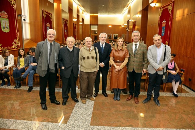 O Parlamento homenaxea a Celso Emilio Ferreiro “figura determinante” polo seu compromiso coa lingua e a cultura de Galicia