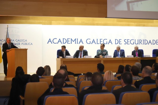 O presidente do Parlamento recibe a Medalla de Ouro do Mérito Académico e Profesional do Instituto de Criminalística