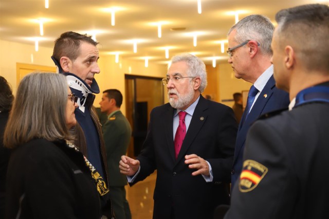 O presidente do Parlamento recibe a Medalla de Ouro do Mérito Académico e Profesional do Instituto de Criminalística