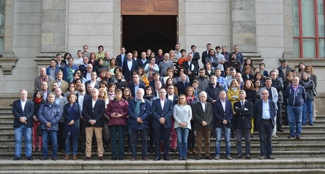 Minuto de silencio no Parlamento de Galicia en memoria das vítimas dos atentados de París 