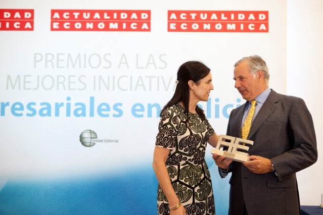 A presidenta do Parlamento, Pilar Rojo, entrega o premio á mellor estratexia internacional, concedido á Denominacion de Orixe Rías Baixas. Foto: Óscar Corral