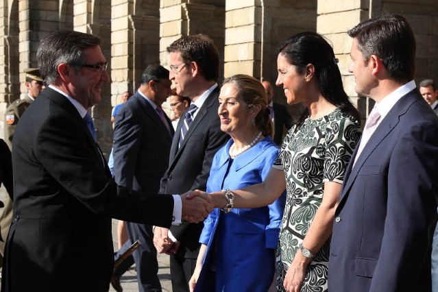 A presidenta do Parlamento, Pilar Rojo, saúda ó alcalde de Santiago de Compostela, Ángel Currás.