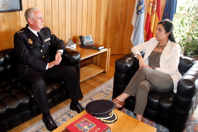 Lla presidenta del Parlamento recibe en su despacho al jefe de la Policía de Galicia, Jaime Iglesias.