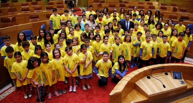 O Parlamento de Galicia acolle un acto no que escolares galegos reivindican o Día Europeo da Ilusión
