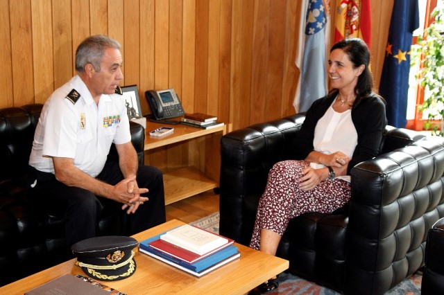 A presidenta do Parlamento recibiu ao xefe superior de Policía de Galicia