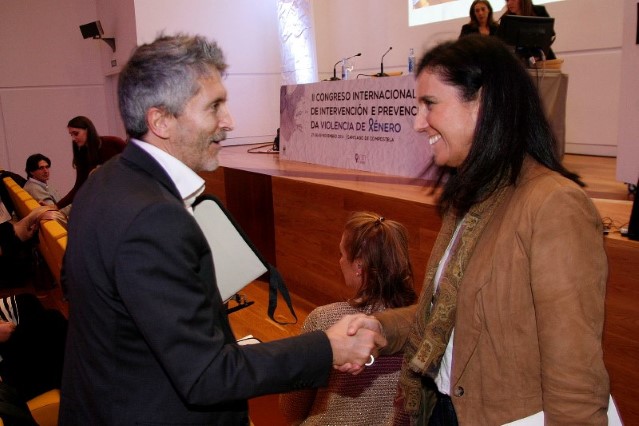 Pilar Rojo saúda ao presidente da Sala do Penal da Audiencia Nacional, Fernando Grande-Marlaska, que pronunciou unha conferencia neste Congreso
