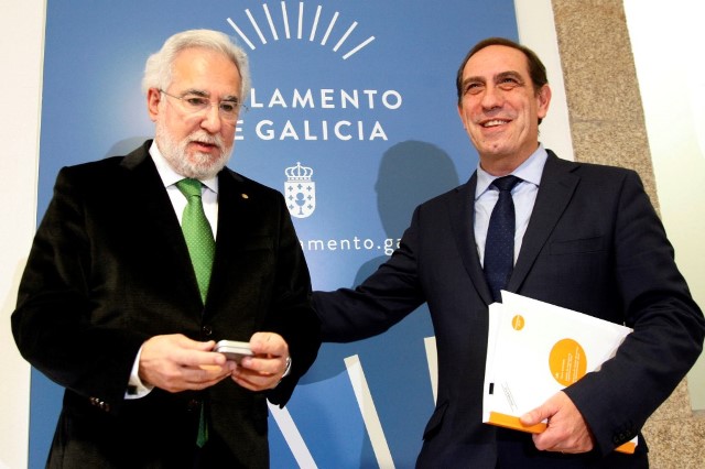 Miguel Santalices, recibe al titular de Facenda, Valeriano Martínez, que le hará entrega del proyecto de ley de presupuestos de la Xunta para el año 2017