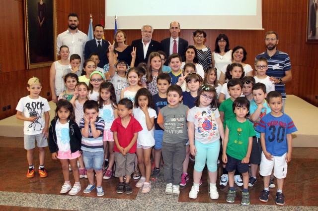 iguel Ángel Santalices Vieira, acompañado polo conselleiro de Sanidade,  Jesús Vázquez Almuíña, recibe aos gañadores do concurso infantil Os Chefs Saudables