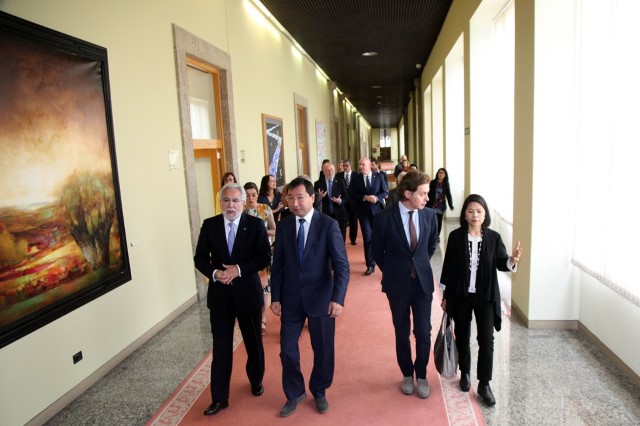 Embaixadores de países da área Asia-Pacifico visitan o Parlamento de Galicia