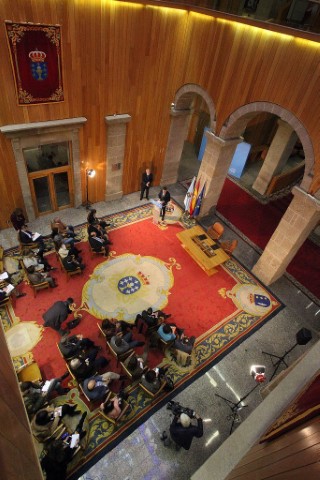 Miguel Santalices, e o conselleiro de Educación, Román Rodríguez, asinan un acordo para organizar visitas guiadas de alumnos.