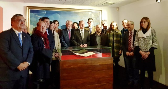 Unha delegación do Parlamento de Galicia visita a Exposición sobre o Pergamiño Vindel