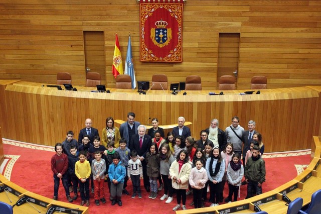 Parlamento e Xunta reciben a primeira visita escolar do programa “Coñece as túas institucións” para impulsar os valores democráticos