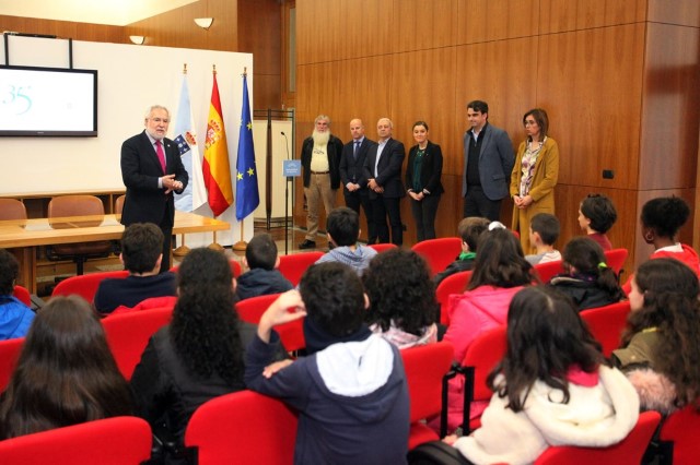 Parlamento e Xunta reciben a primeira visita escolar do programa “Coñece as túas institucións” para impulsar os valores democráticos