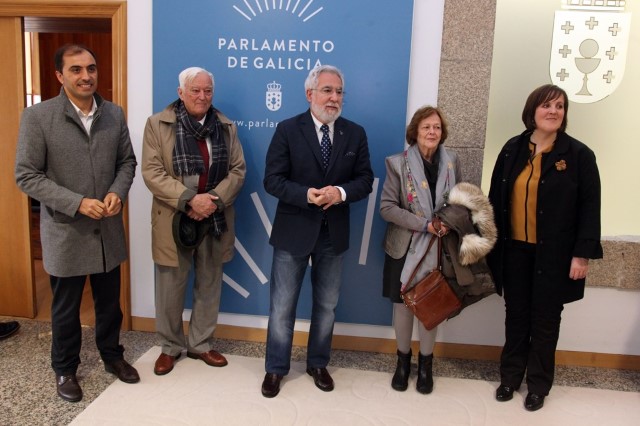 Unha delegación estadounidense que conmemora o Bosque de Colón visita o Parlamento de Galicia