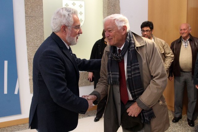 Unha delegación estadounidense que conmemora o Bosque de Colón visita o Parlamento de Galicia